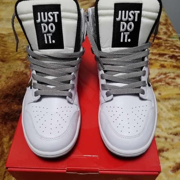 Nike dunk lux (undefeated)